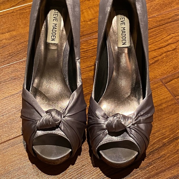 Steve Madden Metallic Grey Satin Heels - Picture 2 of 4